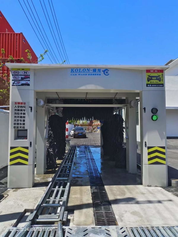 Effiziente Tunnel-Autowaschmaschine Niedriger Strom- und Wasserverbrauch 0,7 Kwh/Auto
