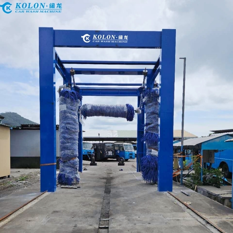 KOLON Fahrt durch Notrufsperrknopf Ausgestattet mit 3 Bürsten Buswaschmaschine mit PLC-Steuerung 267L Wasserverbrauch