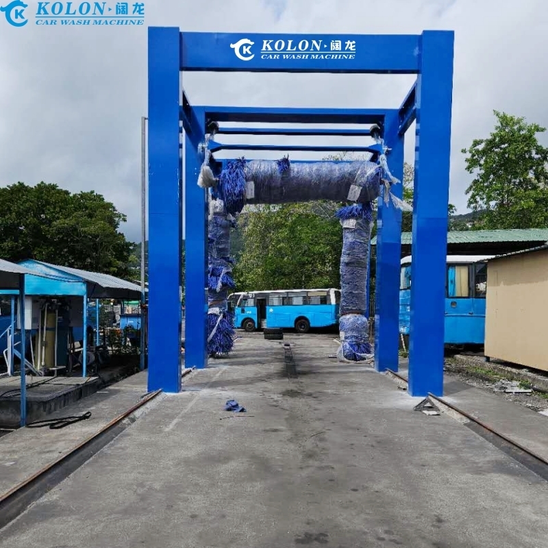 KOLON Fahrt durch Notrufsperrknopf Ausgestattet mit 3 Bürsten Buswaschmaschine mit PLC-Steuerung 267L Wasserverbrauch