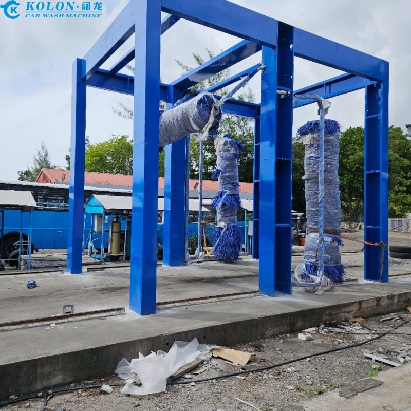 KOLON Fahrt durch Notrufsperrknopf Ausgestattet mit 3 Bürsten Buswaschmaschine mit PLC-Steuerung 267L Wasserverbrauch